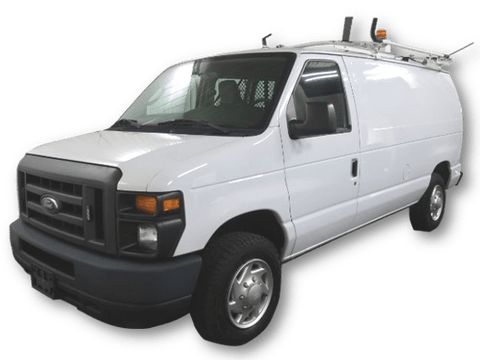 Weißer Ford Transit Kastenwagen für Equipment-Transporte auf weißem Hintergrund.